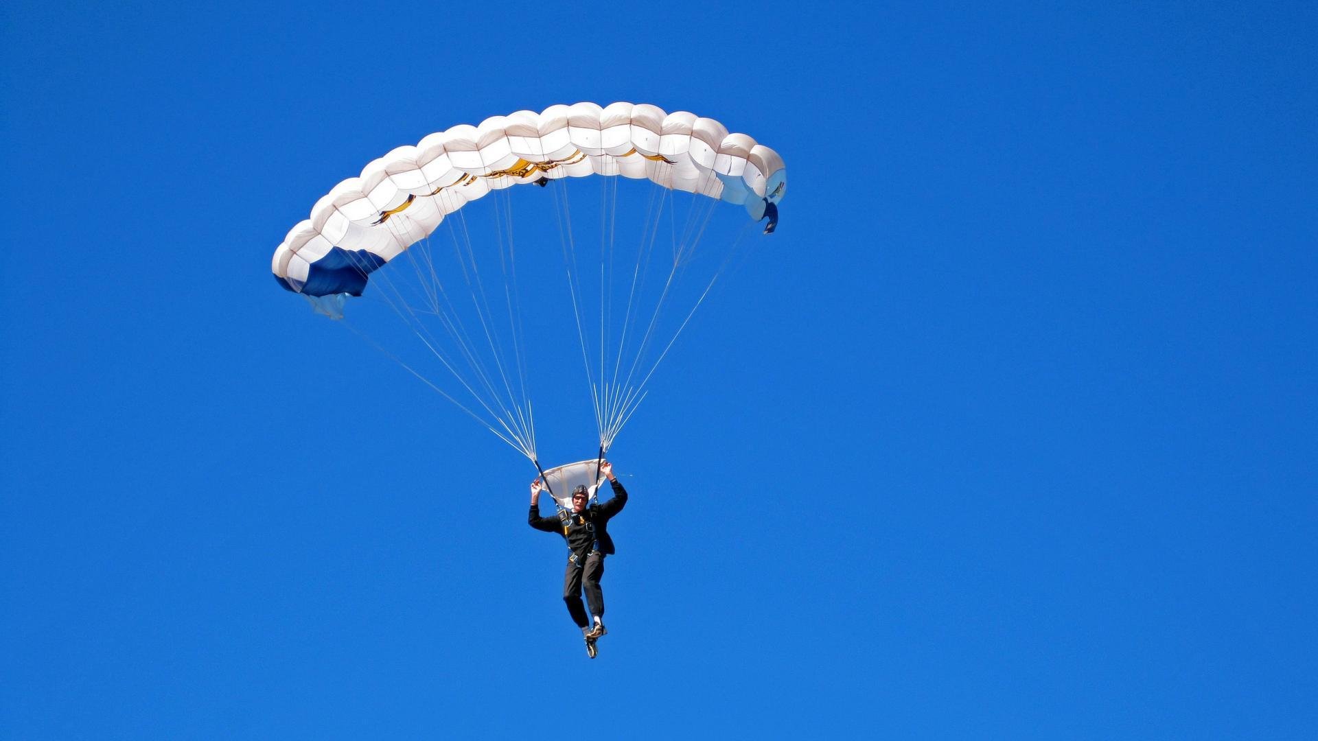 王楚钦与队友配合默契夺得团体赛冠军，王楚钦比赛照片